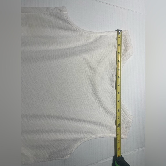 White Sleeveless Lightweight Peplum Top With Textured Fabric - Women’s  Large - Picture 7 of 8